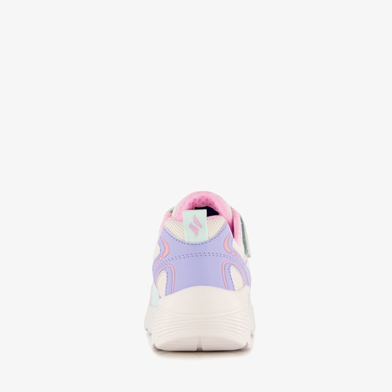 Achterkant van een meisjessneaker in pastelkleuren: paars, roze en mintgroen. Mesh en synthetisch materiaal. Met Skechers logo.