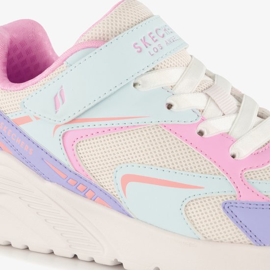 Detail van een meisjessneaker met klittenbandsluiting. Pastelkleuren paars, roze en mintgroen. Mesh en synthetisch materiaal. Skechers logo.