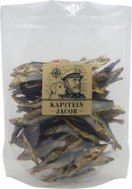 Een doorzichtige zak met gedroogde haring, met een label van Kapitein Jacob met een hond en een kompas.
