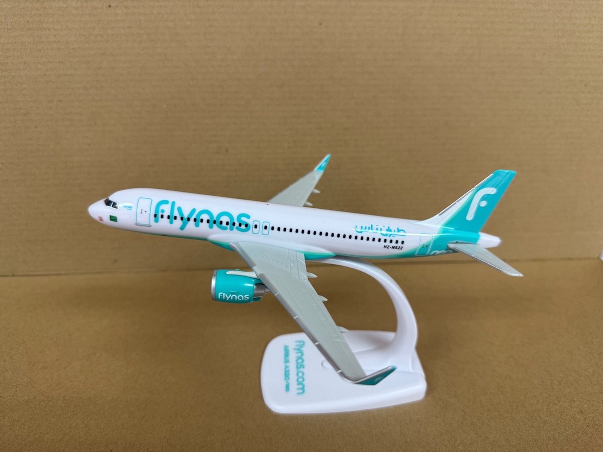 schaalmodel vliegtuig Flynas Airbus A320neo schaal 1:200 lengte 18,8cm