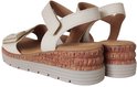 Witte leren sandalen met gesp, enkelbandje en een opvallende kurken plateauzool.