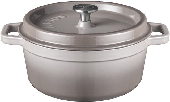Grijze gietijzeren braadpan met deksel en handvatten. Sola logo op de deksel.