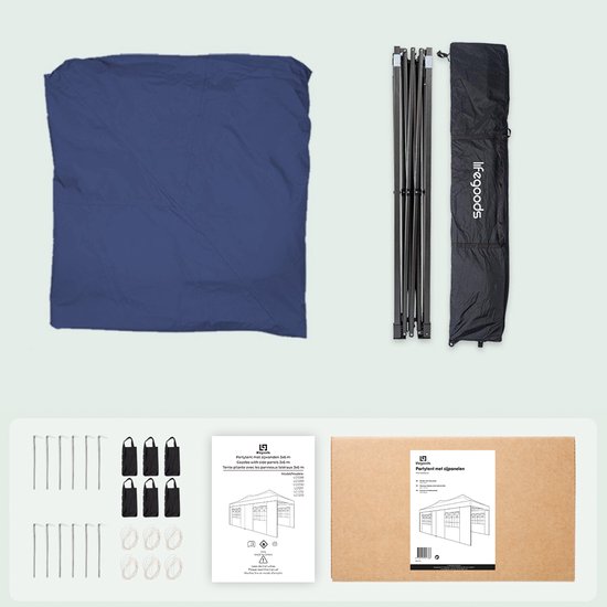 Een donkerblauwe tenthoes, een opgevouwen frame, een draagtas, haringen, koorden en zandzakken voor de partytent.
