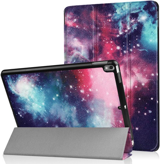 Étui iPad avec imprimé nébuleuse, en position debout.