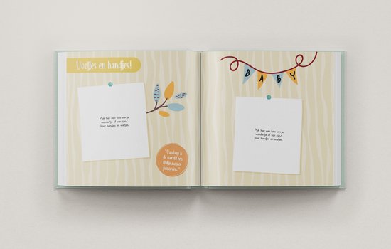 Een kinderdagboek met plaats voor foto's en decoraties van voetjes en handjes.