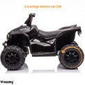 Zijaanzicht van de zwarte Vrooomy kinderquad met 'XC Sport' logo en details van de robuuste wielen.