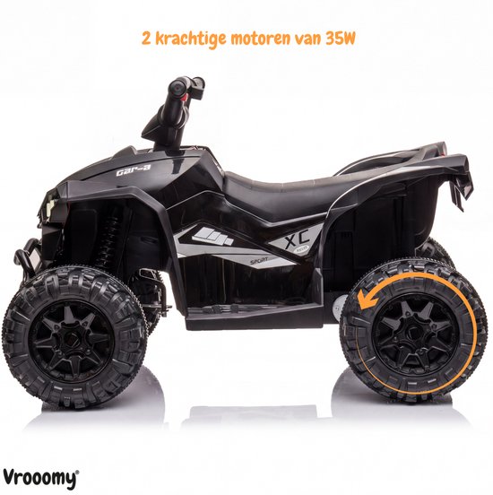 Zijaanzicht van de zwarte Vrooomy kinderquad met 'XC Sport' logo en details van de robuuste wielen.