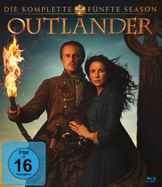Outlander: La Cinquième Saison Complète Blu-ray, avec un homme tenant une torche et une femme le tenant. FSK ab 16.
