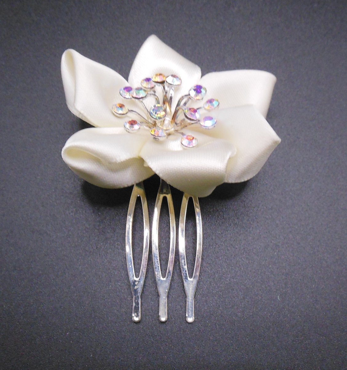 Tiara bloem crèmekleur met strass