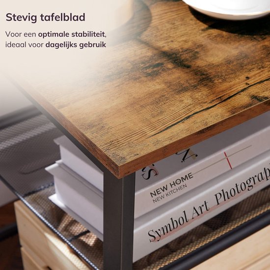 Close-up van een stevig, vintage bruin tafelblad op een zwart metalen frame. Boeken liggen op de onderste planken.