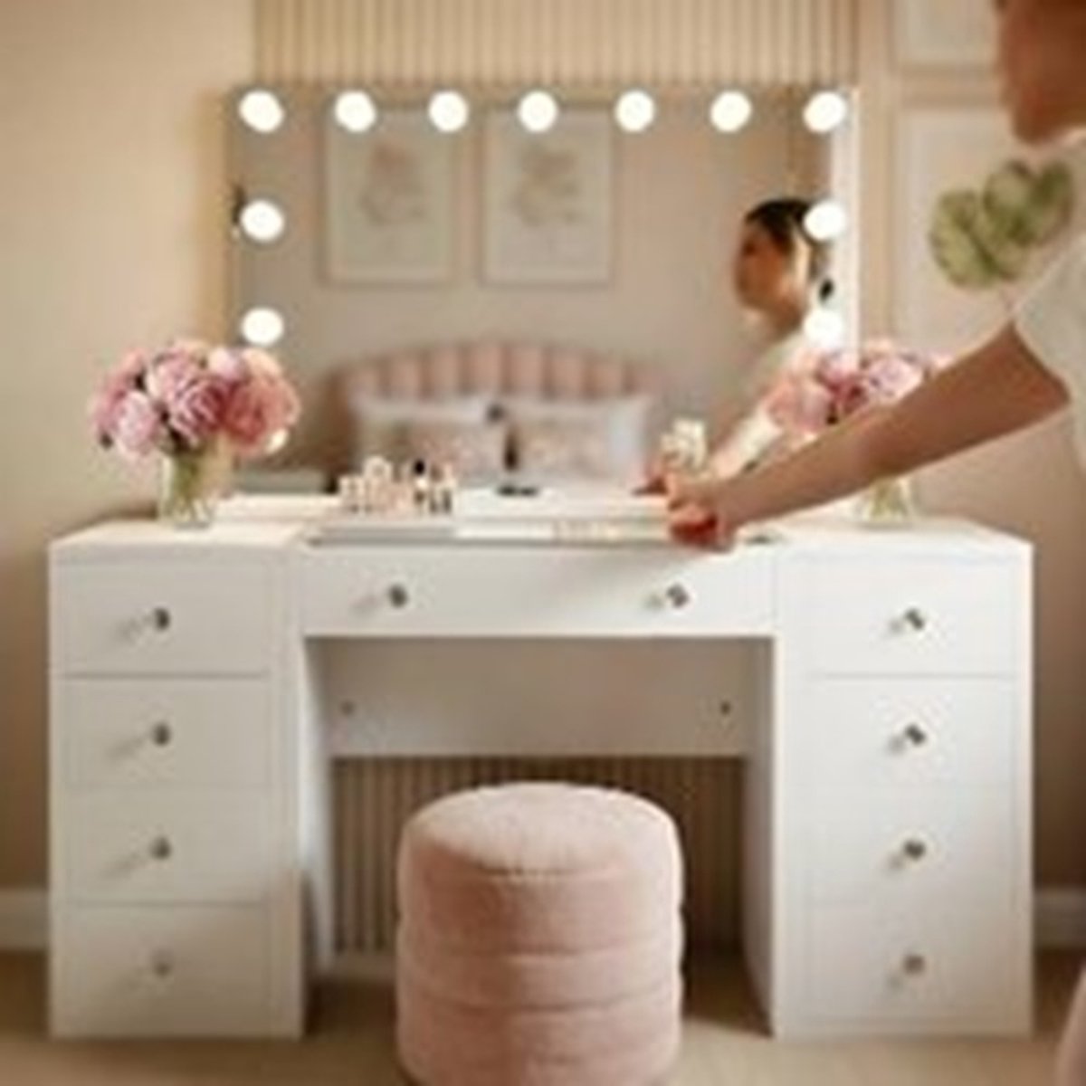 Make-uptafel met LED-verlichting en Hollywood Spiegel 143 x 50 x 136 cm, Dimbaar, USB-A Poort, Glanzend Wit, Luxe Glasblad & Kristal Handknoppen – Pauwhome