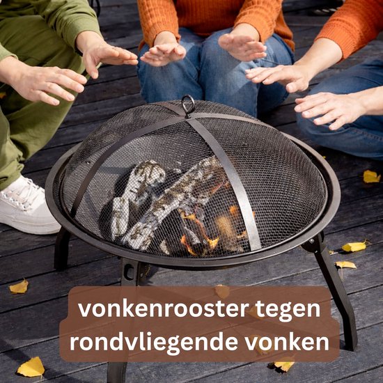 Zwarte vuurschaal met vonkenrooster, waar mensen hun handen warmen.