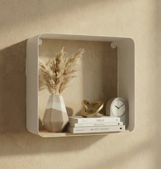 Wit kubusvormig wandrek met bamboe binnenplank, gevuld met decoraties.
