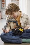 Jongen met LEGO Technic graafmachine.