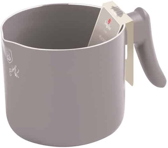 Grijze melkpan met een gebogen handvat en een insteekkaart in de pan.