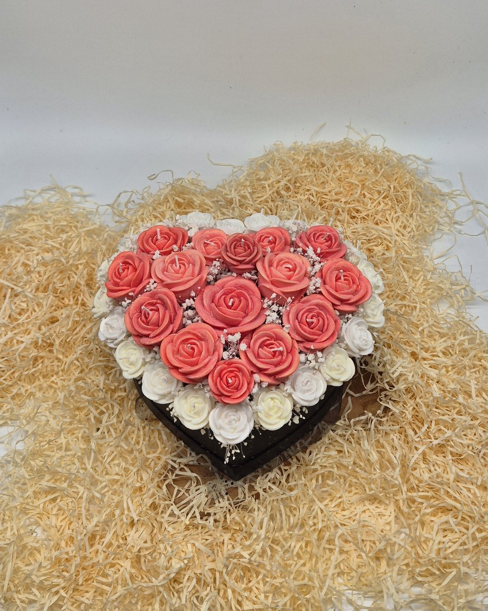 Heart of roses - TT Treasure - Geurkaarsen boeket - Boeket in hartvorm - Hart van rozen - Valentijn - Valentijnsdag cadeau - Valentijnboeket - Rozenhart - Candle bouquet - Geurkaarsen