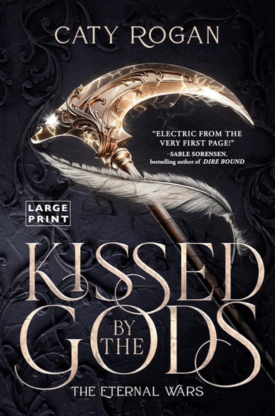 Couverture de livre avec une faux dorée et une plume. 'Kissed by the Gods - The Eternal Wars' par Caty Rogan.
