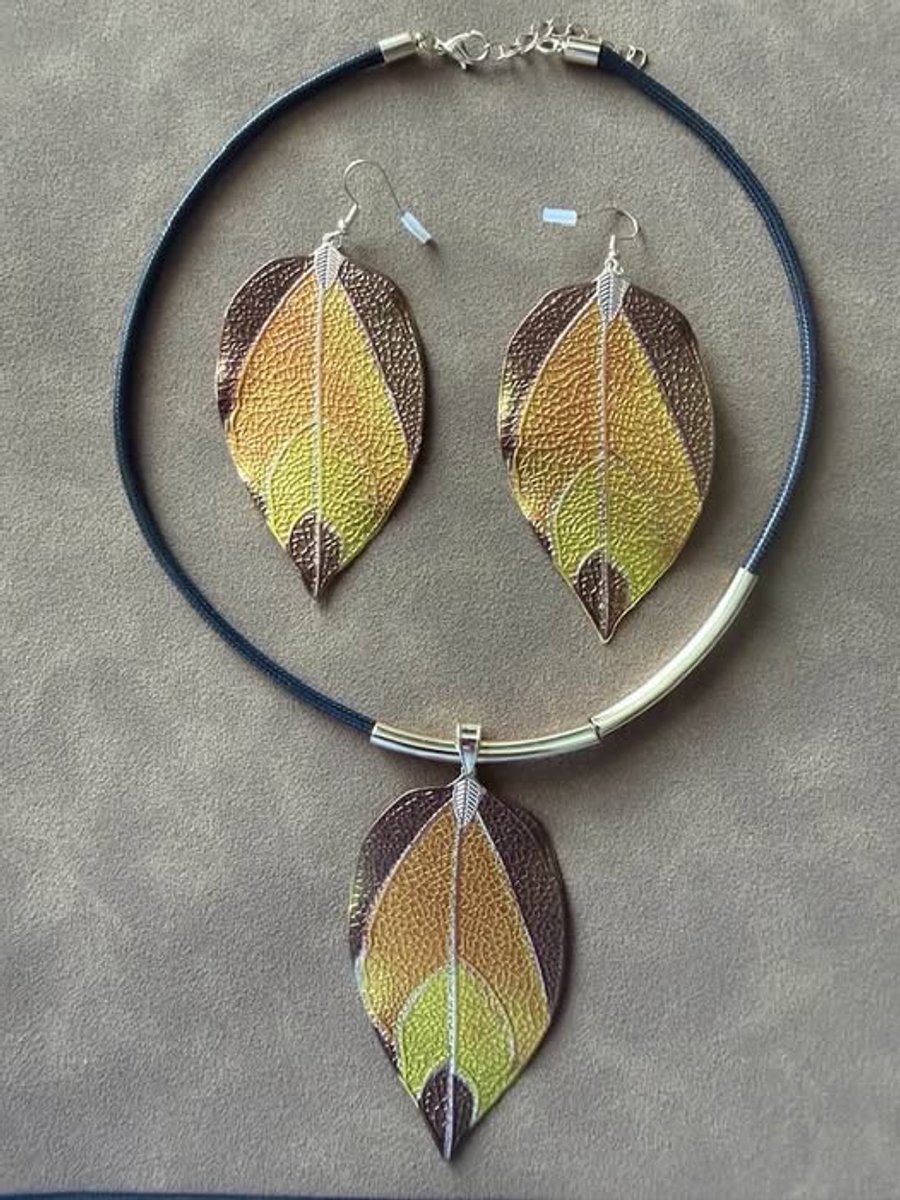 My Sweet Romance® - dames ketting met oorbellen - sieradenset 2-delig zomer - zwart met goud - oranje met bruin blad - ketting 45 cm (plus 5) met hanger 7 cm en oorbellen 3,5 cm