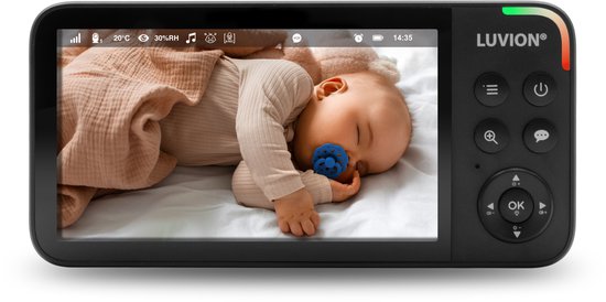 Een babyfoon toont een slapende baby met een blauwe fopspeen, gekleed in een beige romper.