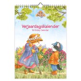 Verjaardagskalender met twee katten in kleding in een tuin vol bloemen.