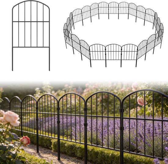 Une clôture métallique noire à bord supérieur arqué, placée dans un jardin fleuri.