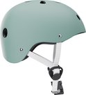 Zij-aanzicht van een zalmgroene kinderhelm met verstelbare bandjes.