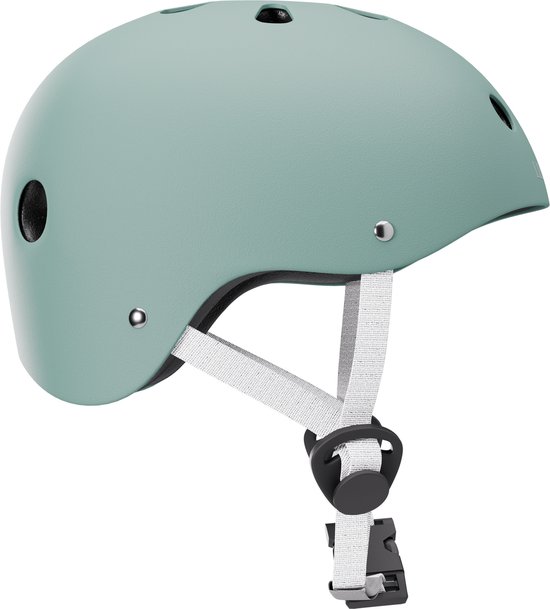 Zij-aanzicht van een zalmgroene kinderhelm met verstelbare bandjes.