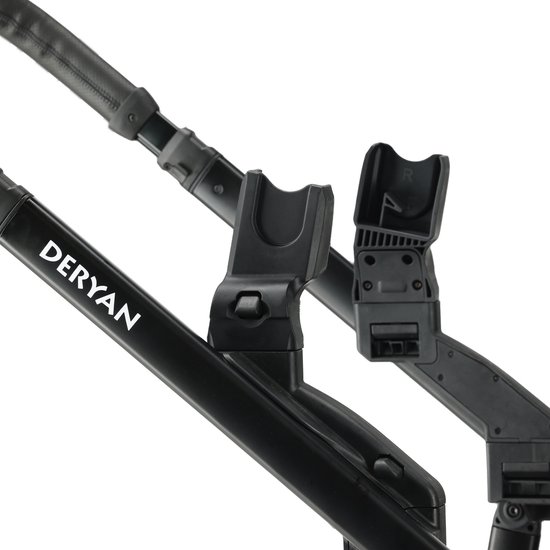 Zwarte Deryan kinderwagenframe met adapters voor autostoelen, wit Deryan logo.