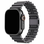 Donkergrijze metalen horlogeband met een glanzende, golvende schakelketting en een matte horlogekast.
