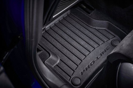 Een zwarte, rubberen vloermat van "PRO-LINE" op de bestuurderszijde van een auto.
