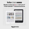 Witte Kobo e-reader met een kleurenscherm, toont boeken en tekst.