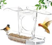Transparant acryl vogelvoederhuisje met zaad, een mus en een vliegende roseicollis, omringd door bladeren.