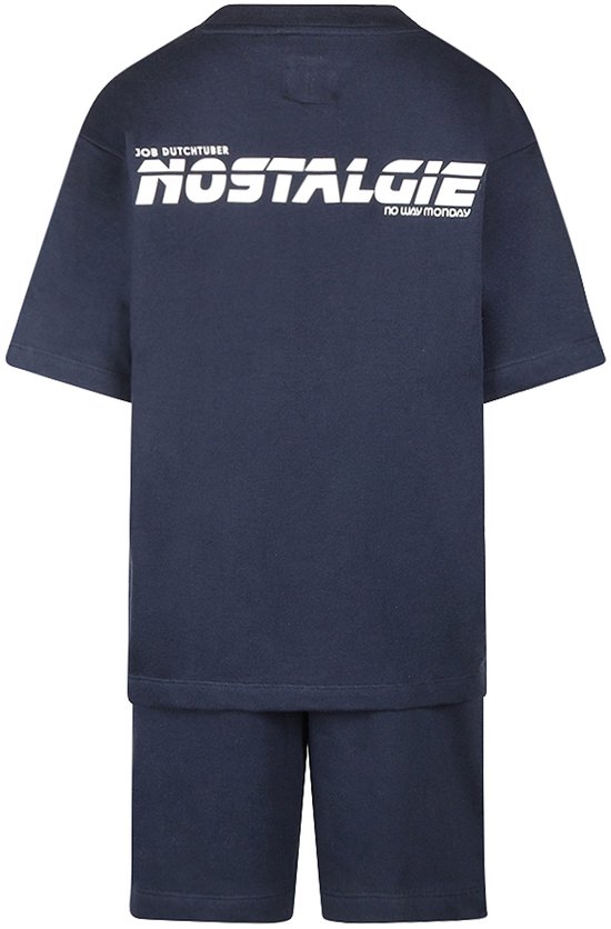 Donkerblauw t-shirt en short set met witte opdruk 'NOSTALGIE' en 'NO WAY MONDAY' op de achterkant van het t-shirt.