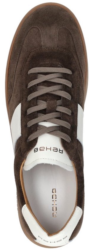Bovenaanzicht van bruine suède sneakers met witte streep, witte veters en witte zool.