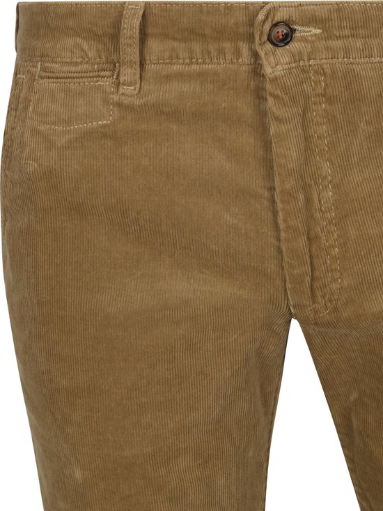 Close-up van de voorkant van een beige corduroy broek met knoopsluiting.