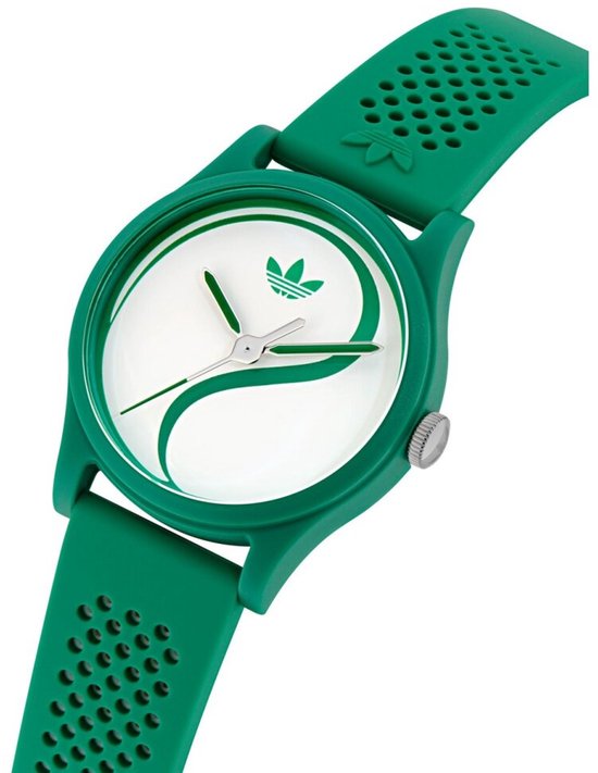 Groen Adidas horloge met witte wijzerplaat met yin-yang-achtig groen patroon. Siliconen band met perforaties.