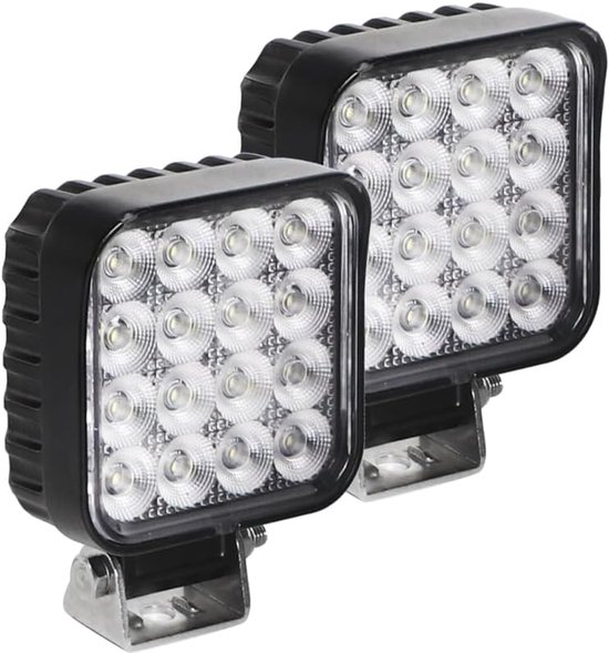 Twee vierkante zwarte LED-werklampen met metalen montagebeugels, elk met 16 lampjes.