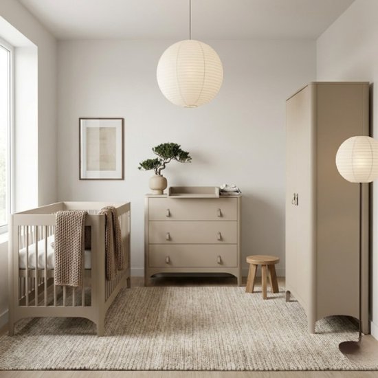 Een beige babykamer met ledikant, commode met aankleedkussen en een kledingkast. Een ronde vloerlamp en een hanglamp.