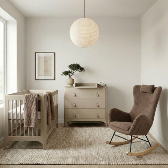 Gezellige babykamer met beige ledikant met deken, commode met verschoonblad, bruine fauteuil, ronde lamp en vloerkleed.