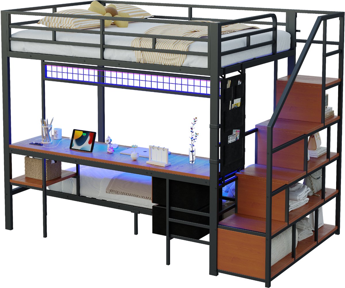 REDOM hoogslaper – Metaal + MDF zwart – Boven 140x200 / onder 90x200 cm – Bureau met stopcontacten – LED-lichtbalk – Open opbergvak + 2 stoffen lades + stoffen zijvak – 24 latten – 120 kg
