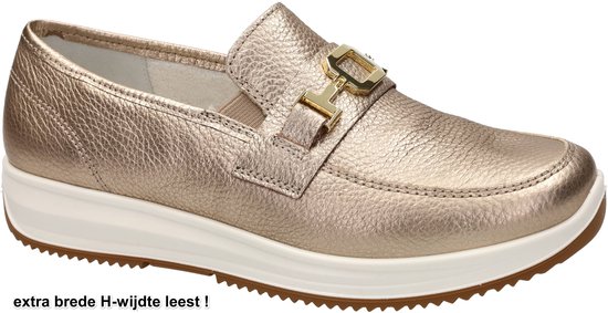 Gouden loafer met gouden gesp en witte zool.