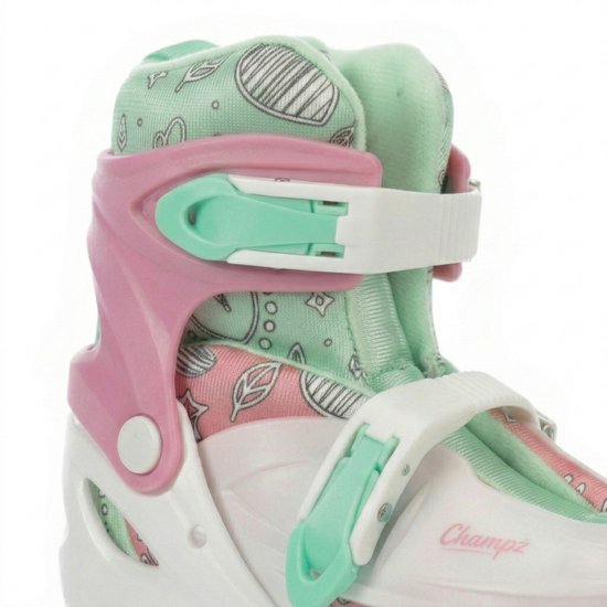 Close-up van witte kinderskeelers met roze en mintgroene gespen en een patroon van bladeren.