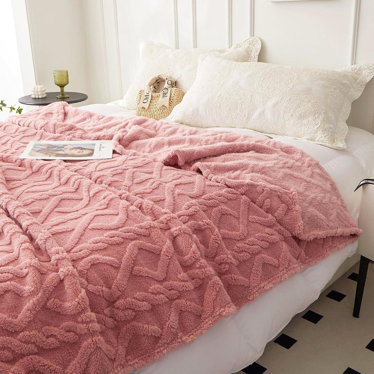 Famanu – Knuffeldeken - fleecedeken - roze - flanel - deken - effen - woondeken - 150 x 200 cm - bankdeken - pluizige sprei - microvezel sprei - bankdeken - deken voor bed - bank - slaapkamer - kantoor