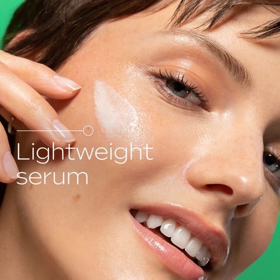 Glimmende huid met Weleda serum. Een druppel serum op de wang, met de tekst "Lightweight serum".