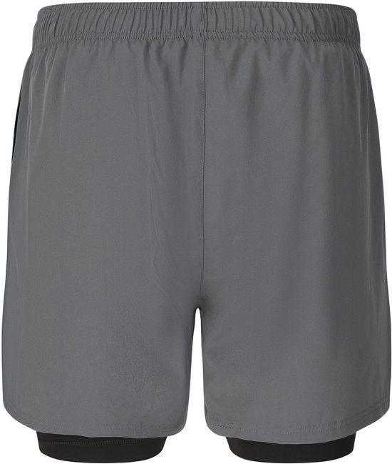 Grijze sportshort met zwart binnenbroekje. De short heeft een elastische tailleband met koordjes.