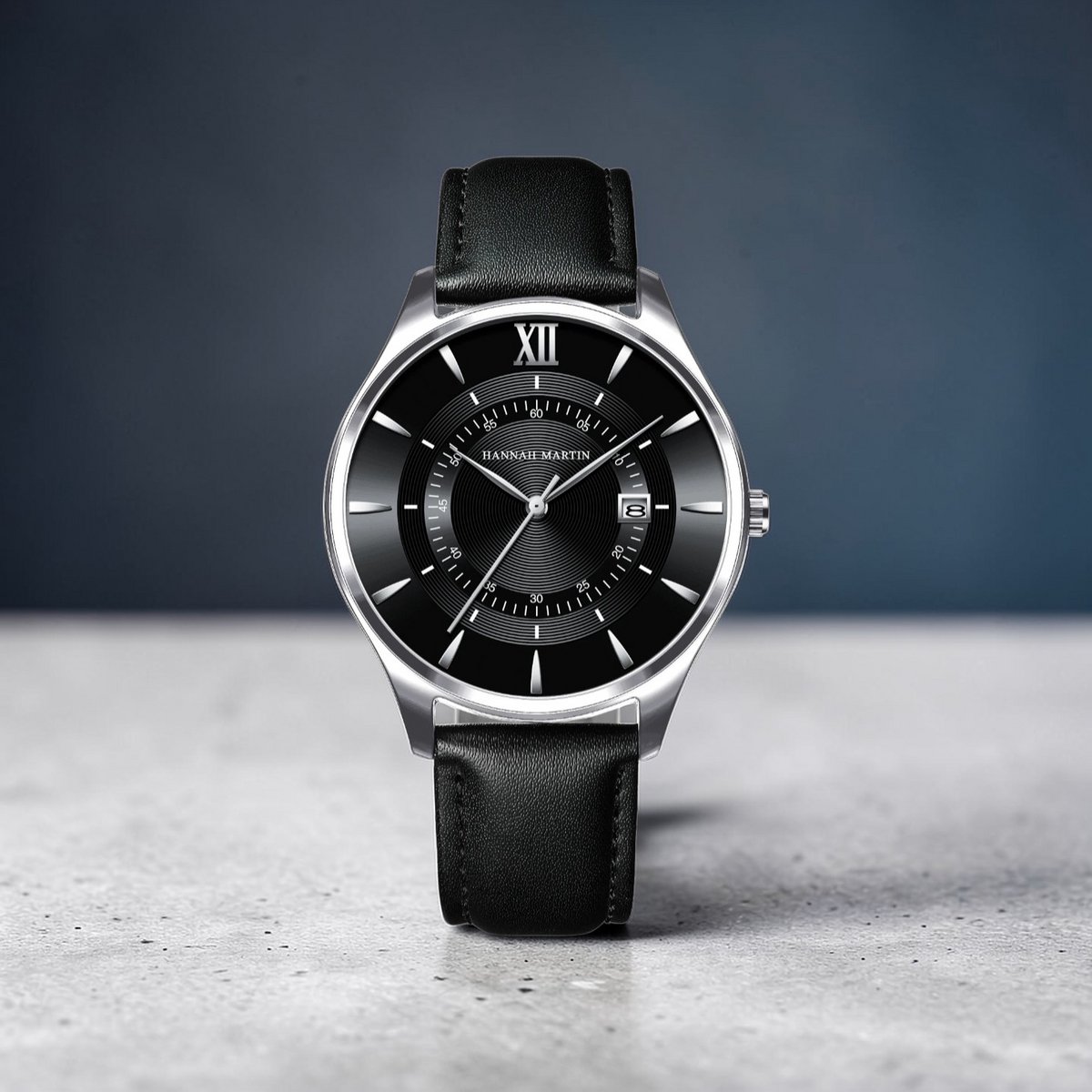 Hannah Martin Herenhorloge Zilverkleur Kast Met Zilveren Accenten - Quartz Polshorloge met Lederen Band, Datumweergave en Romeinse Cijfers - Waterbestendig tot 3ATM