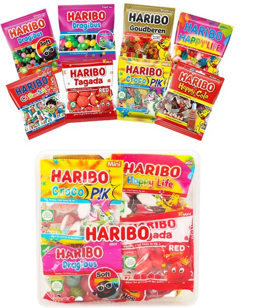 Verpakking met 8 kleine Haribo snoepzakjes boven een grote plastic bak met 5 Haribo snoepzakjes.
