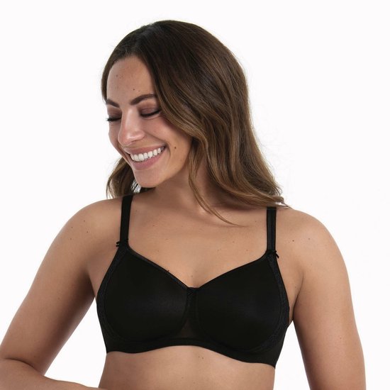 Model met bruin haar in een zwarte beugel-bh met kanten details.