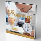 Kookboek 'Tijd om te Genieten' met een chefkok die een gerecht versiert en een horloge.
