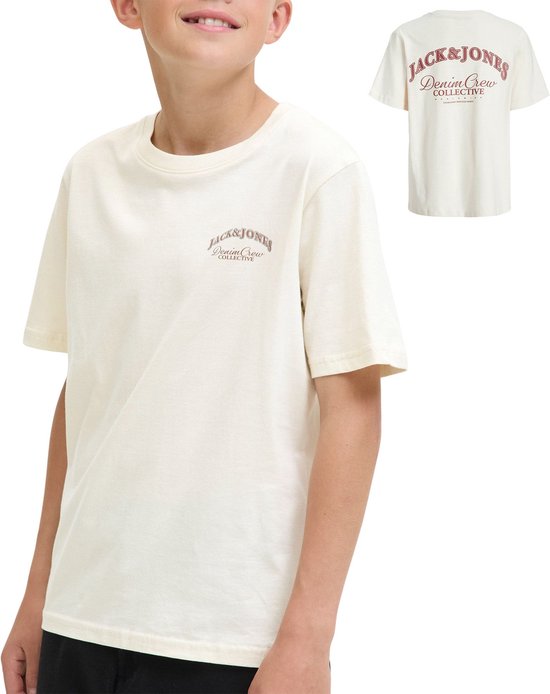 Jongen in een crèmekleurig T-shirt met 'Jack & Jones Denim Crew Collective' op de borst, met een kleinere afbeelding van de achterkant van het T-shirt.
